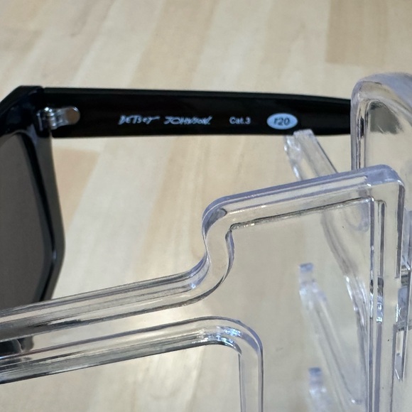 Betsey Johnson 100% UVA-UVB Lens Protection - Picture 4 of 6